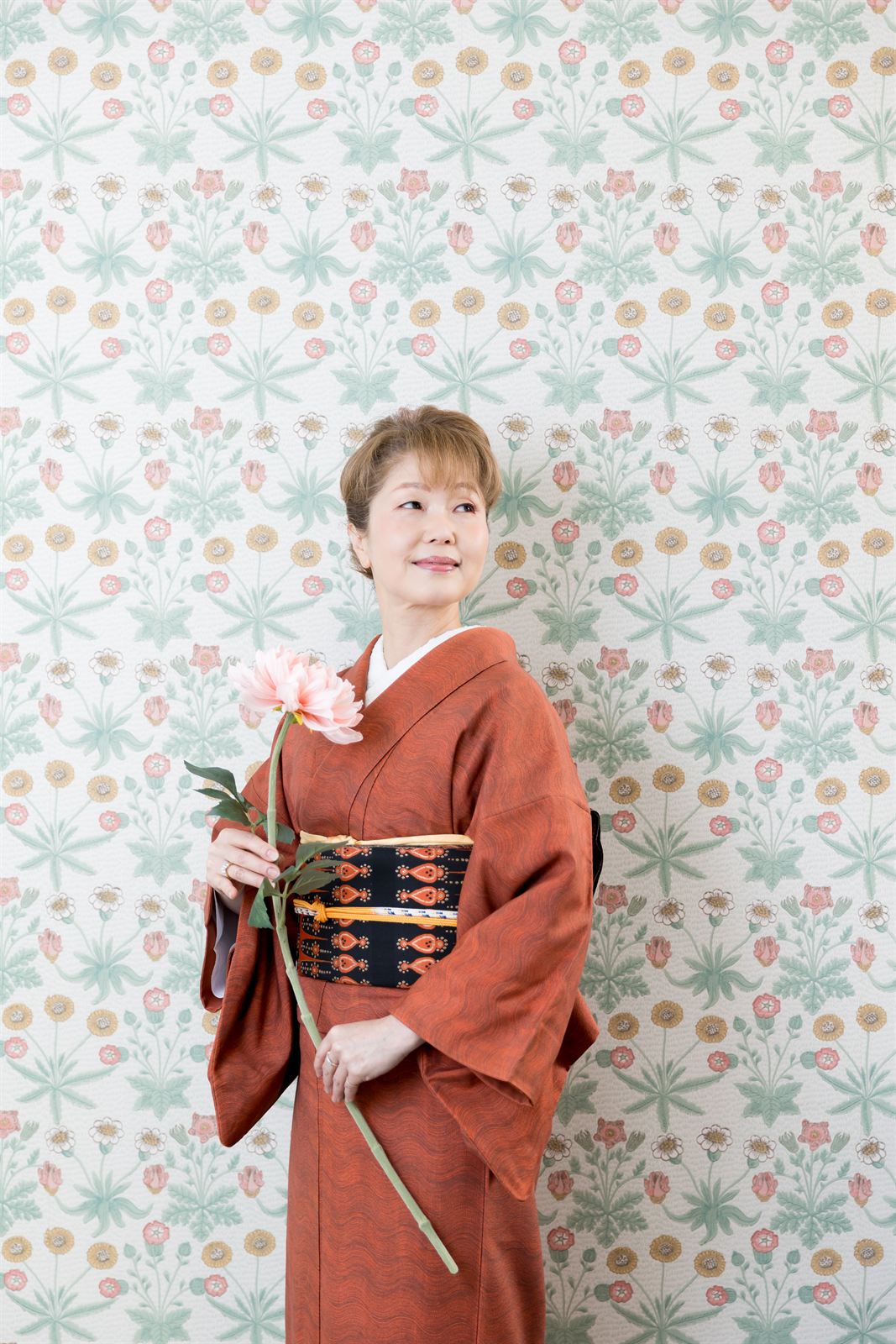 着物姿でお花を手にする店主