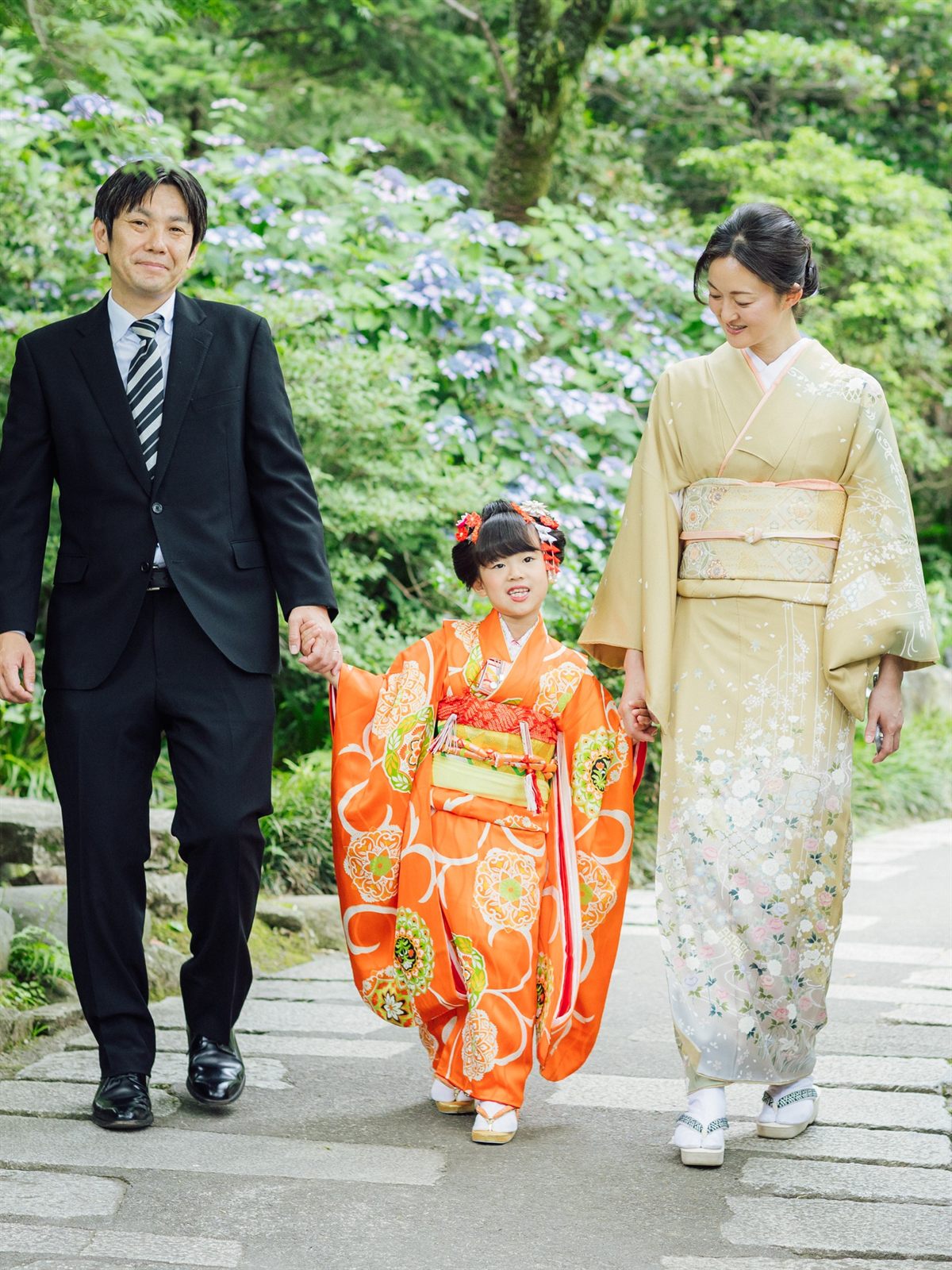 七五三・着物姿で歩く女の子とご家族