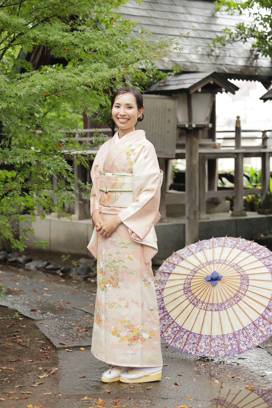 和傘と訪問着の女性／高幡不動尊での撮影