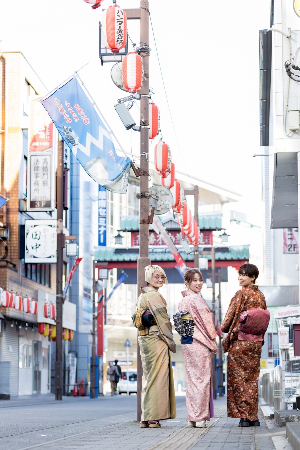 Shrine approach shopping street